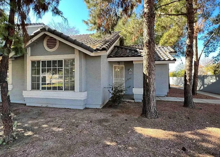 Cozy 3 Bedrooms Town Home In Chandler With Community Pool