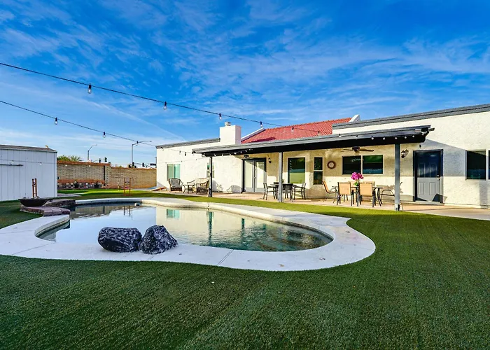 Pool, Putting Green & Games: Chandler Home!