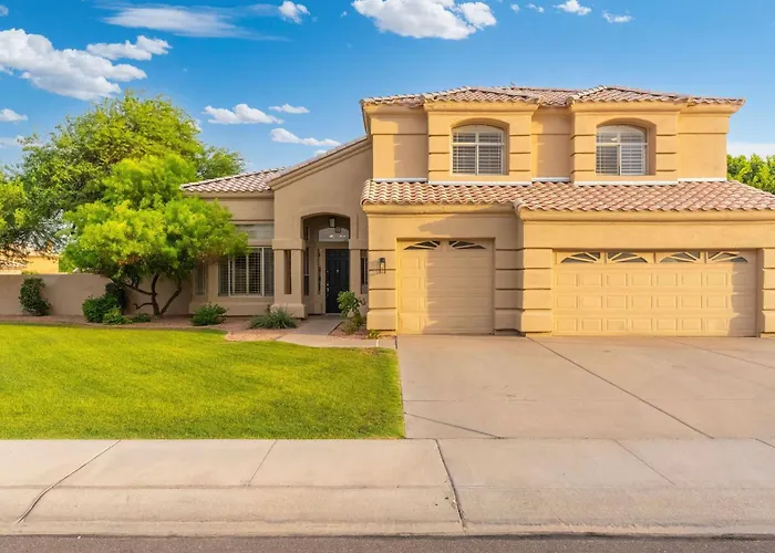 Heated Pool & Putting Green: Chandler Home!