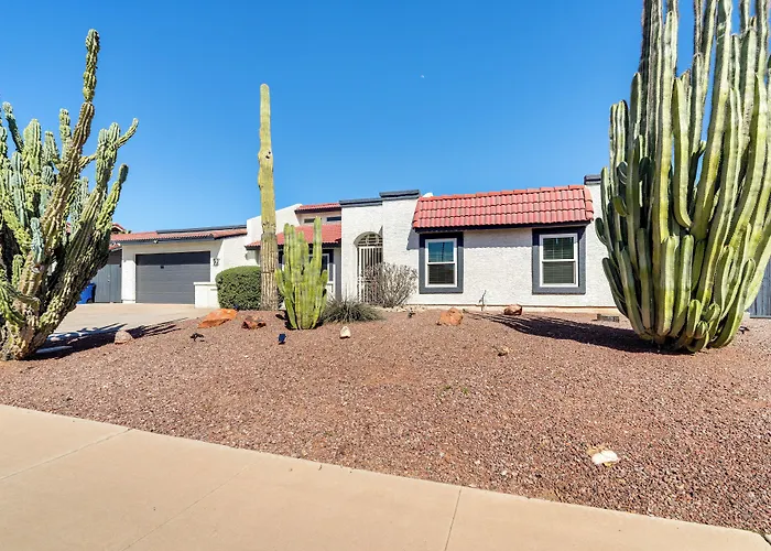 Pool, Putting Green & Games: Chandler Home!